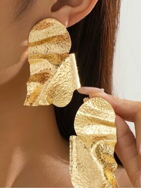 1 par of Hammered Gold Statement Clip-On Earrings